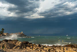 Antibes entre obscurité et lumière