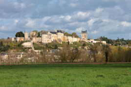 Chinon, Le château protecteur
