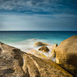 Au delà des rochers