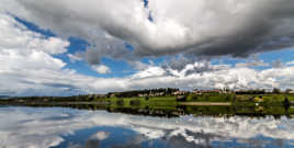 Reflets sous le ciel nuageux