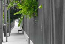 La chaise sur le trottoir