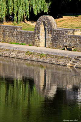 La poterne et son reflet