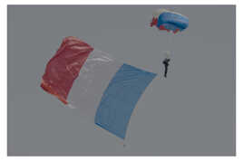 Déployé en plein vol par un parachutiste.