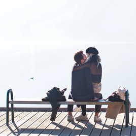 Les amoureux qui s'bécottent sur les bancs publics