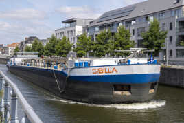 Grand navire de transport fluvial