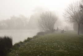 Pêcheurs dans la brume matinale