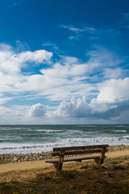 Admirer la vue depuis un banc