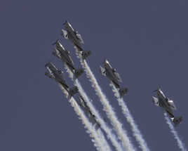patrouille acrobatique en formation serrée