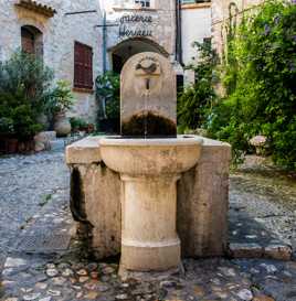 Une jolie fontaine .