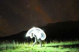 light painting sous les étoiles.