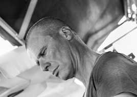 absorbé par la lecture des nouvelles