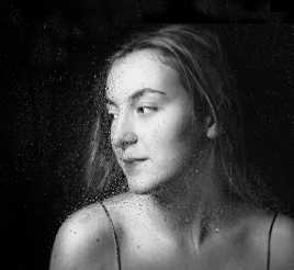 derrière la fenêtre