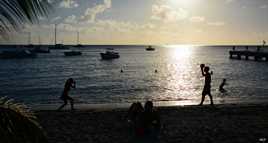 Jeu de plage, un soir.