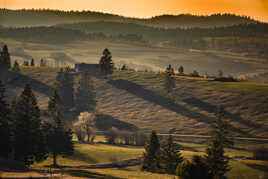 Le soleil se couche sur le Jura