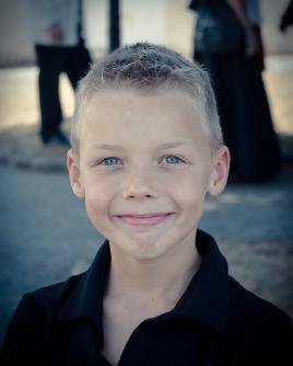 petit sourrire forcé