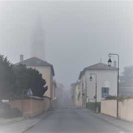 Jour de brume pour la rue principale