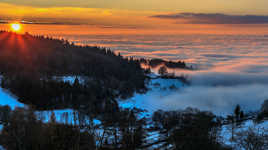 coucher de soleil au dessus des nuages