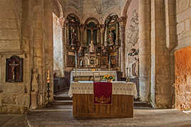 Cœur de l'église et son rétable en bois du XVII è siècle