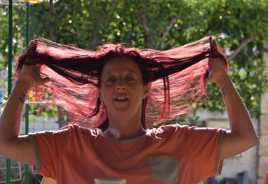 La fille aux cheveux rouge.