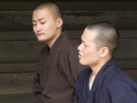 En prière, mais de plus près