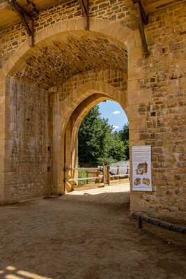 Guedelon la porte entre les 2 tours