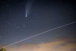 L'ISS, entre deux mondes.