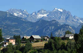 Au pied de la montagne