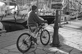 L'homme au vélo sur le port