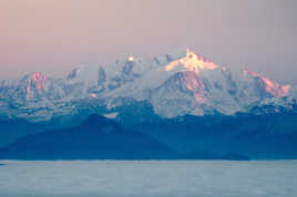 Le mont-blanc : coucher de soleil au dessus de la mer de nuage