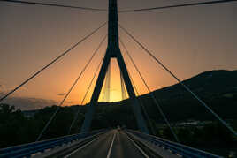 Le soleil se lève sur le pont