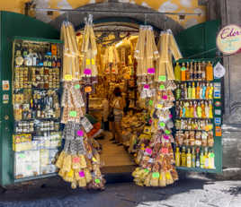 Negozio di gastronomia all'angolo