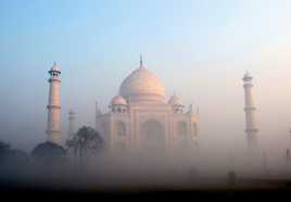 Taj Mahal dans la brume
