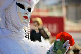 à la demande générale un photo de masque