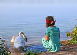 Petite fille au cygne
