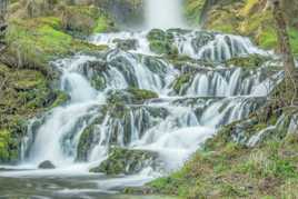 Aux pieds de la cascade