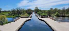 Et sur le pont coule une rivière