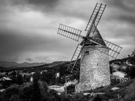 Le moulin par temps gris