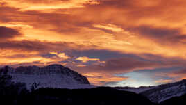 Tapis de Sure sous son ciel de feu accompagnée d'une trouée bleue
