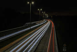 Une autoroute la nuit en pause longue