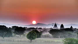Plaine de Bagan sous la brume