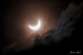 Eclipse partielle sous les nuages