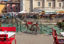 Le vélo rouge et les chaises