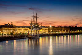 L'Hermione dans le port de la Lune