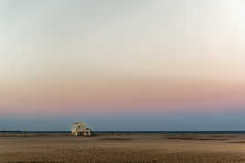 sur la plage abandonnée...