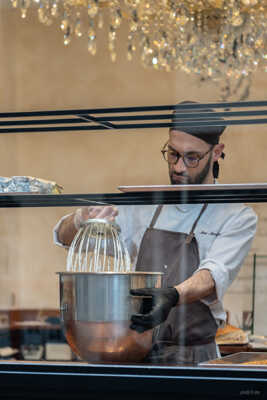 Patissier en vitrine