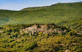 Superbe village à flanc de Colline