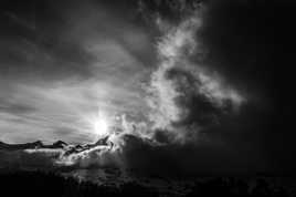 l'Obscurité attaque la lumière