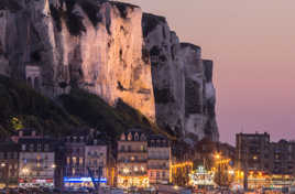 la nuit tombe sur les falaises du tréport