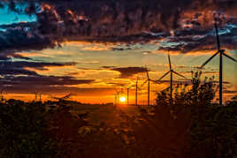 Couché de soleil sur les éoliennes