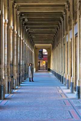 Sous les arcades du Palais Royal